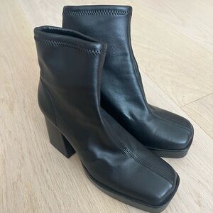 Black platform Zara ankle boots. Barely worn. Size 6.